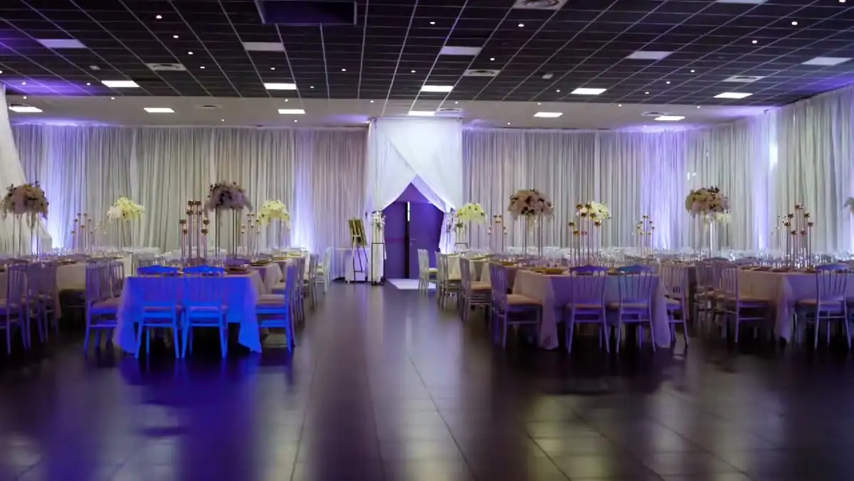 Feestzaal met drapering en tafeldecoratie door Royal Decor